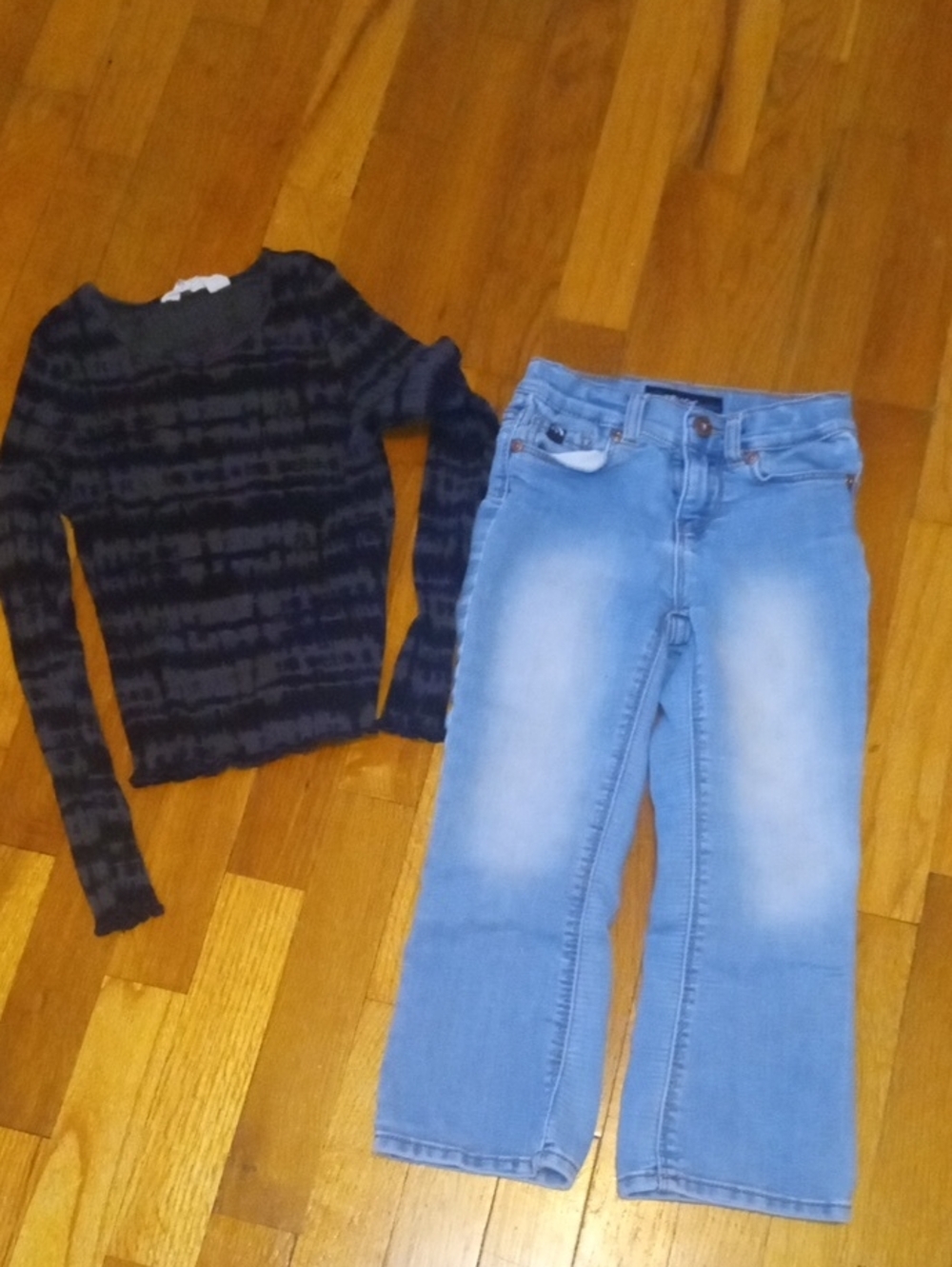 girl 5 light denim jeans and long sleeve gray black top